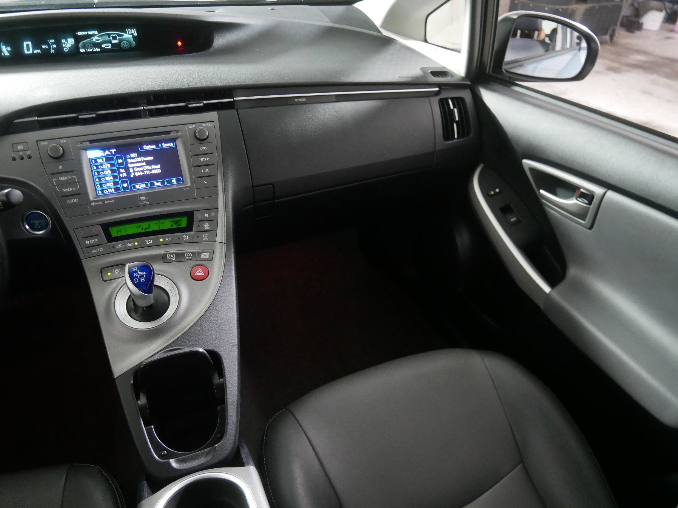 2015 Toyota Prius Five photo 11