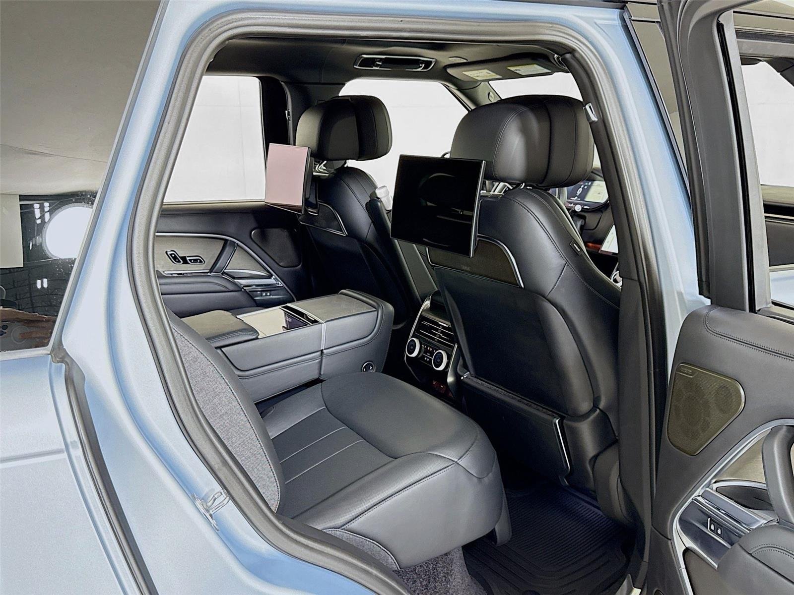 2023 Land Rover Range Rover SV photo 26