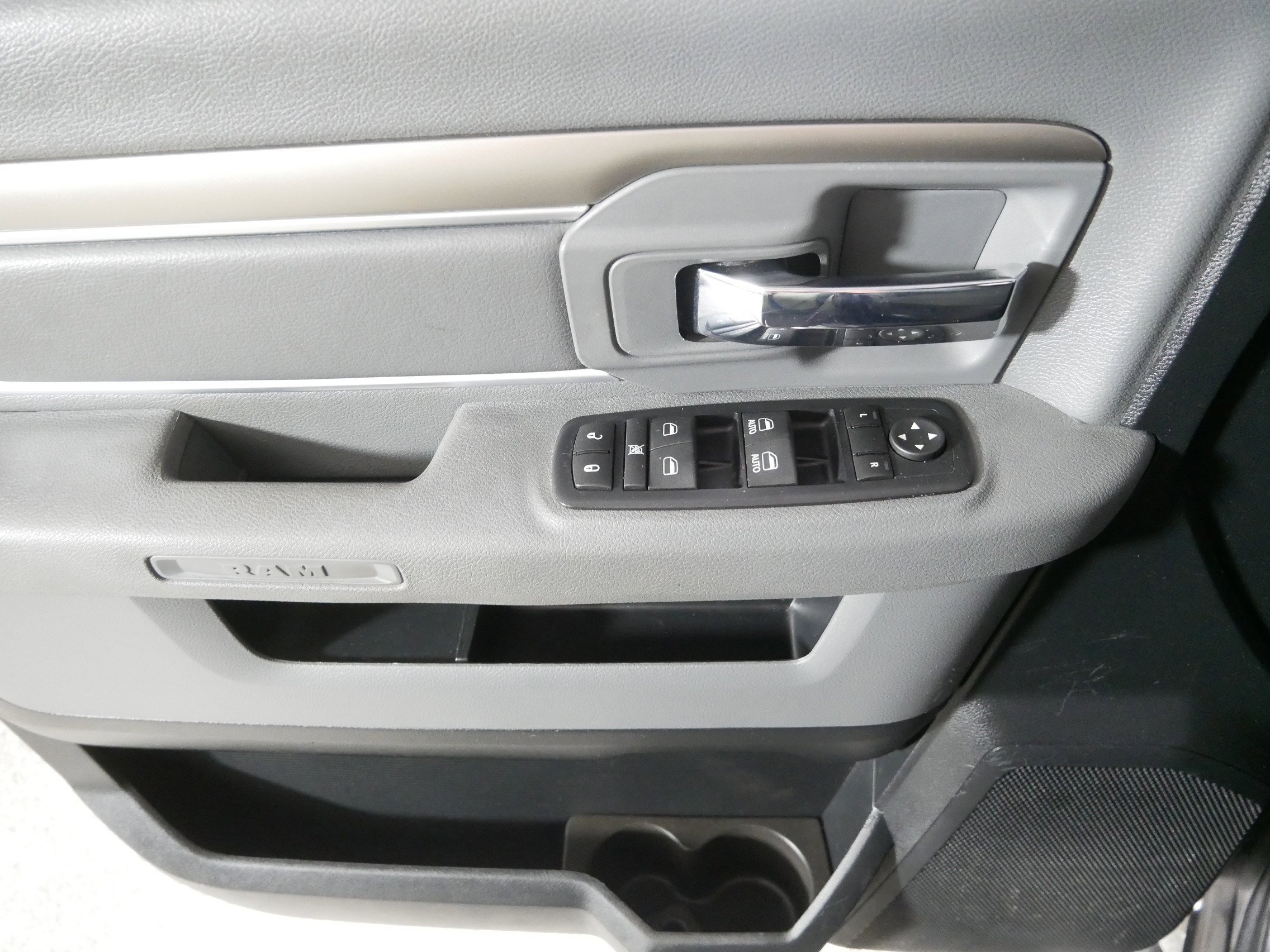 2016 Ram 1500 SLT photo 18