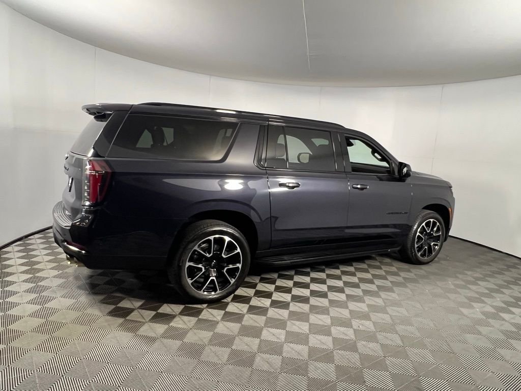 2025 Chevrolet Suburban RST photo 4