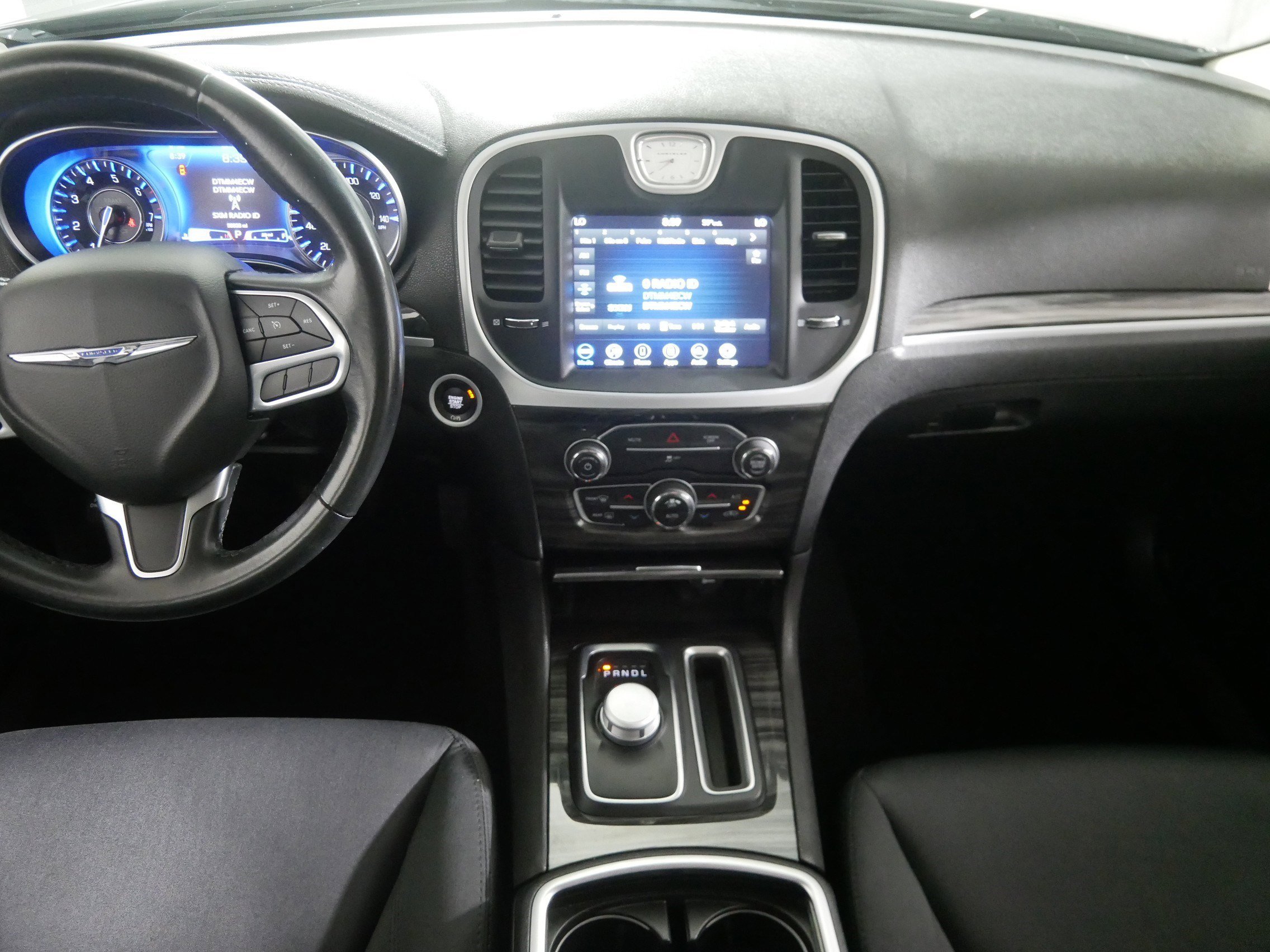 2022 Chrysler 300 Touring photo 10