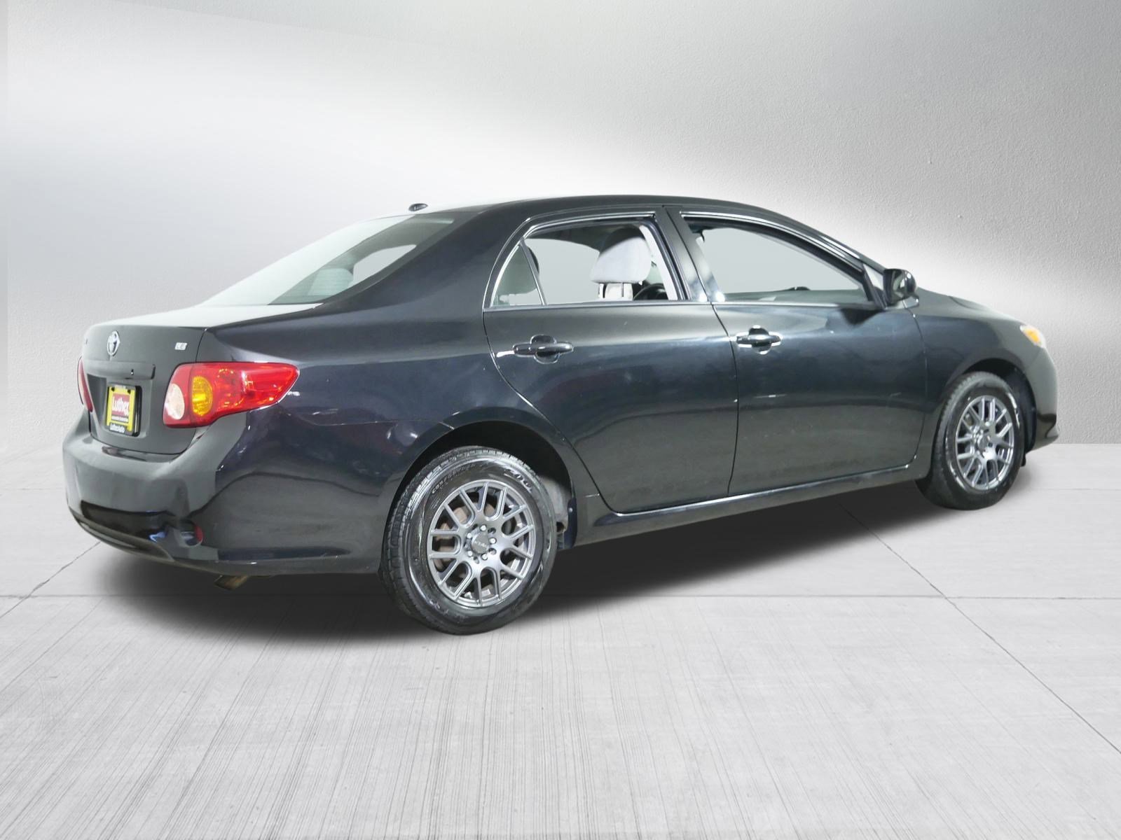 2010 Toyota Corolla LE photo 6