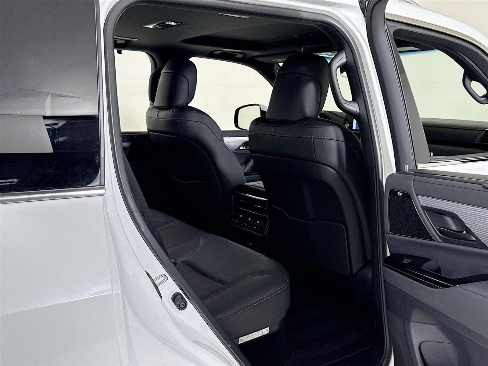 2023 Lexus LX 600 F SPORT photo 27