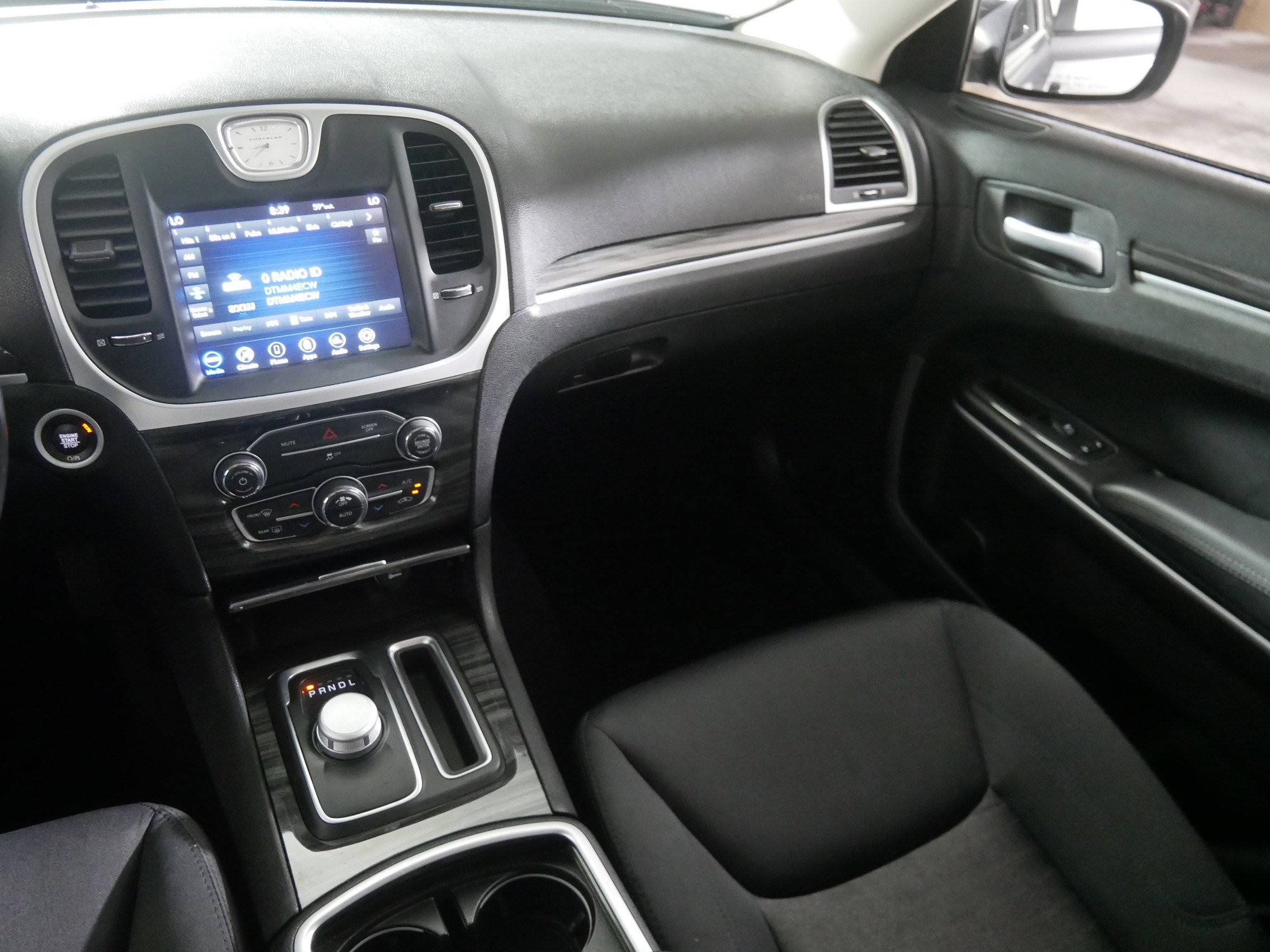 2022 Chrysler 300 Touring photo 11