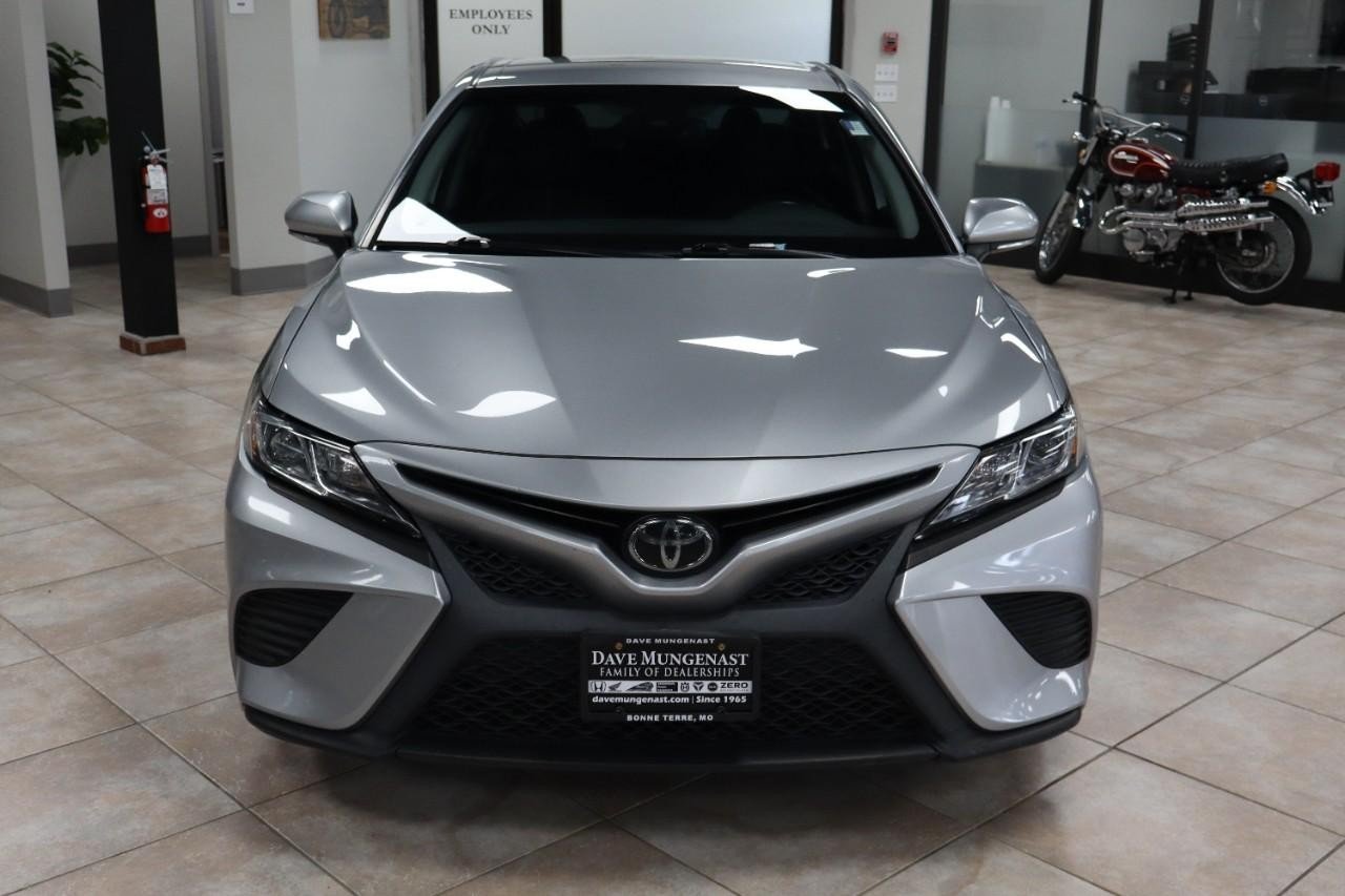2019 Toyota Camry SE XLE photo 8