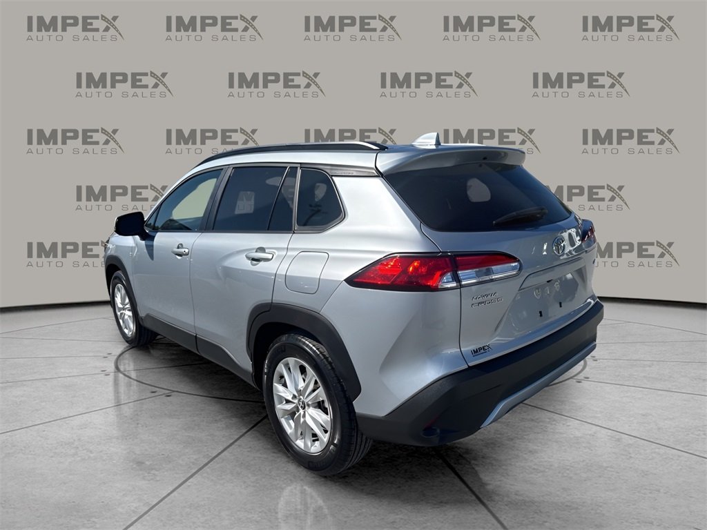 2024 Toyota Corolla Cross LE photo 3