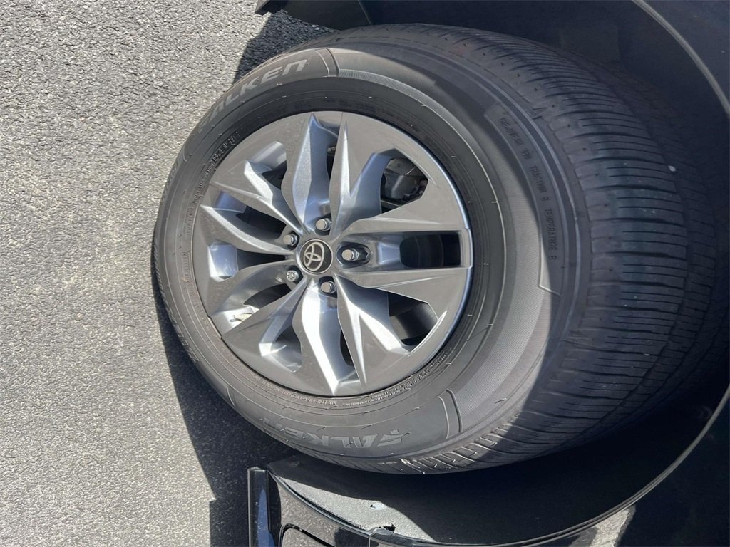 2022 Toyota Sienna LE photo 9