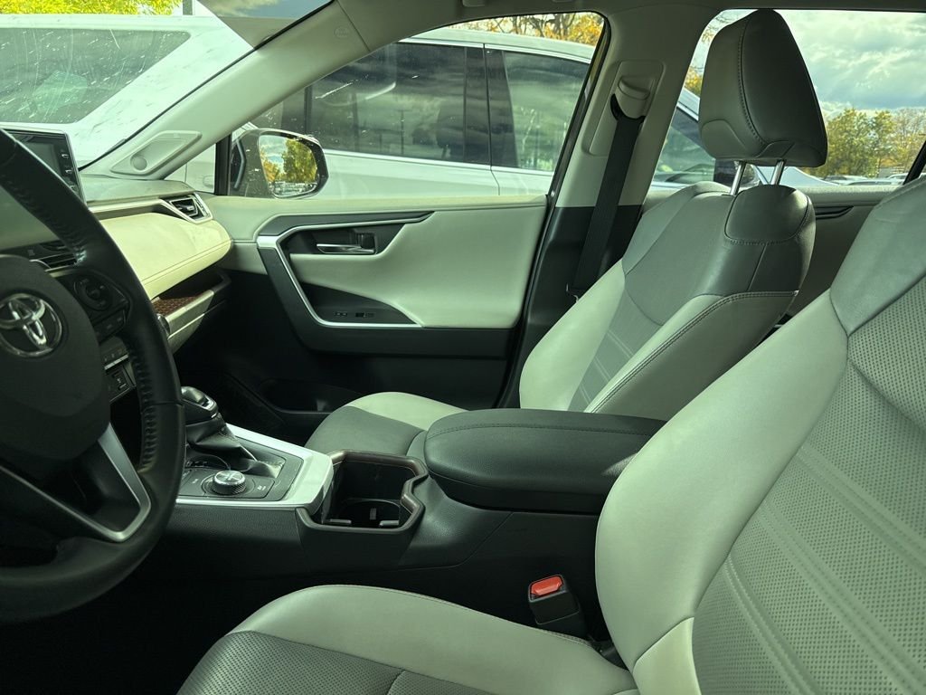 2022 Toyota RAV4 Hybrid Limited photo 2