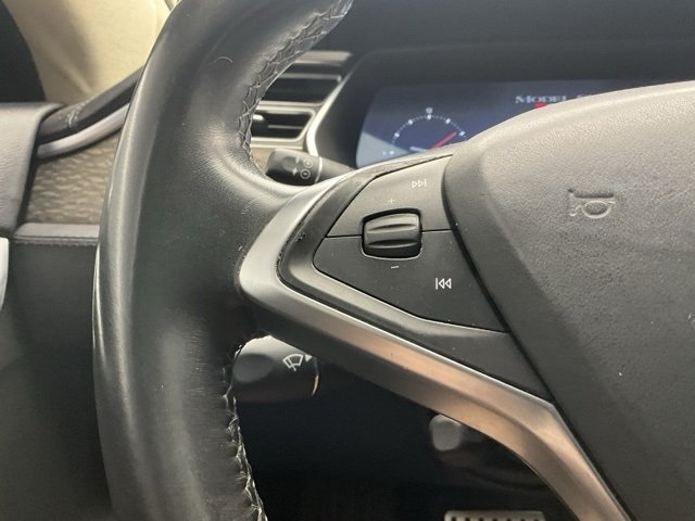 2014 Tesla Model S photo 17