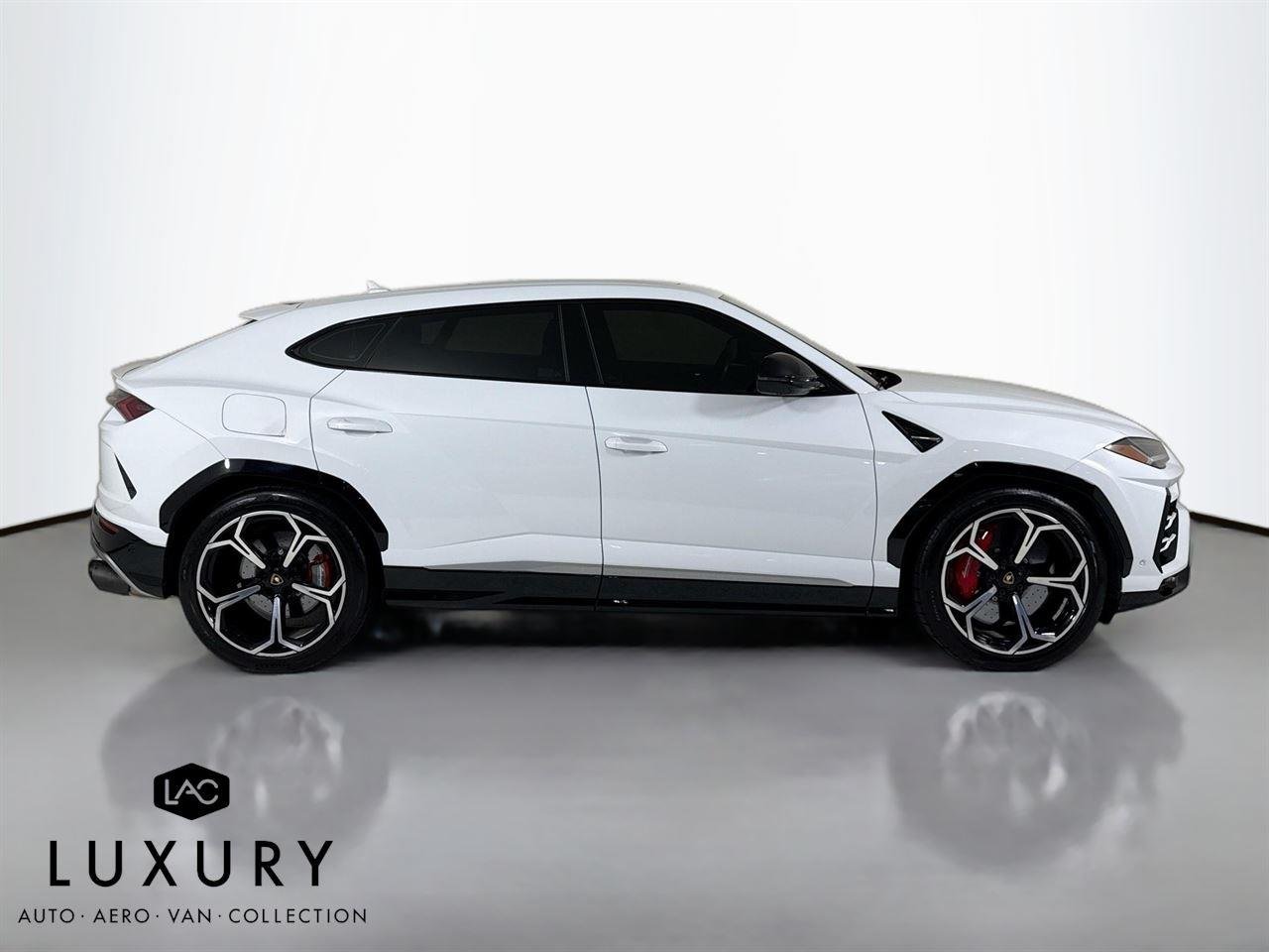 2021 Lamborghini Urus photo 3