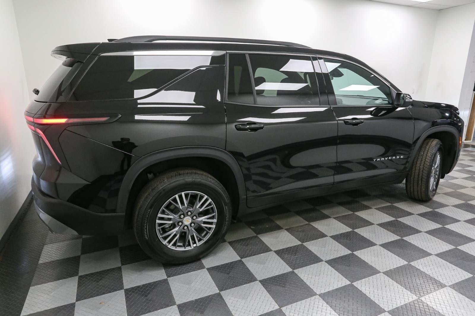 2025 Chevrolet Traverse photo 6