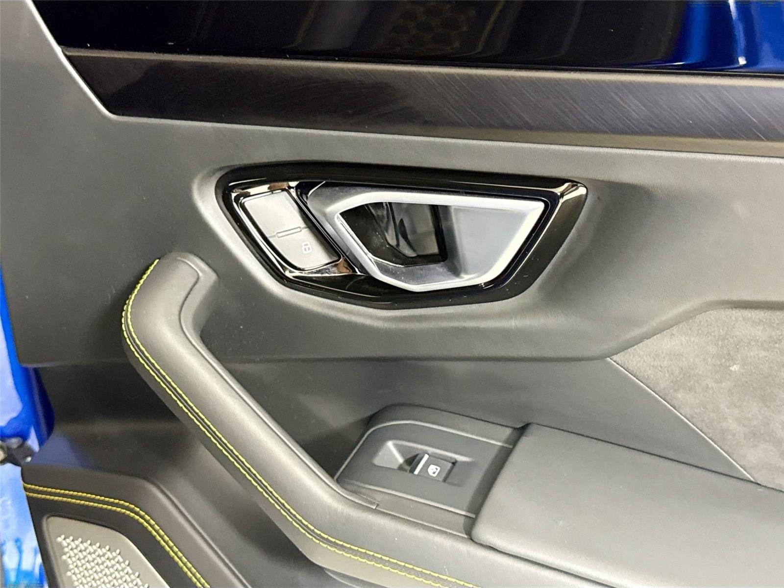 2022 Lamborghini Urus photo 25