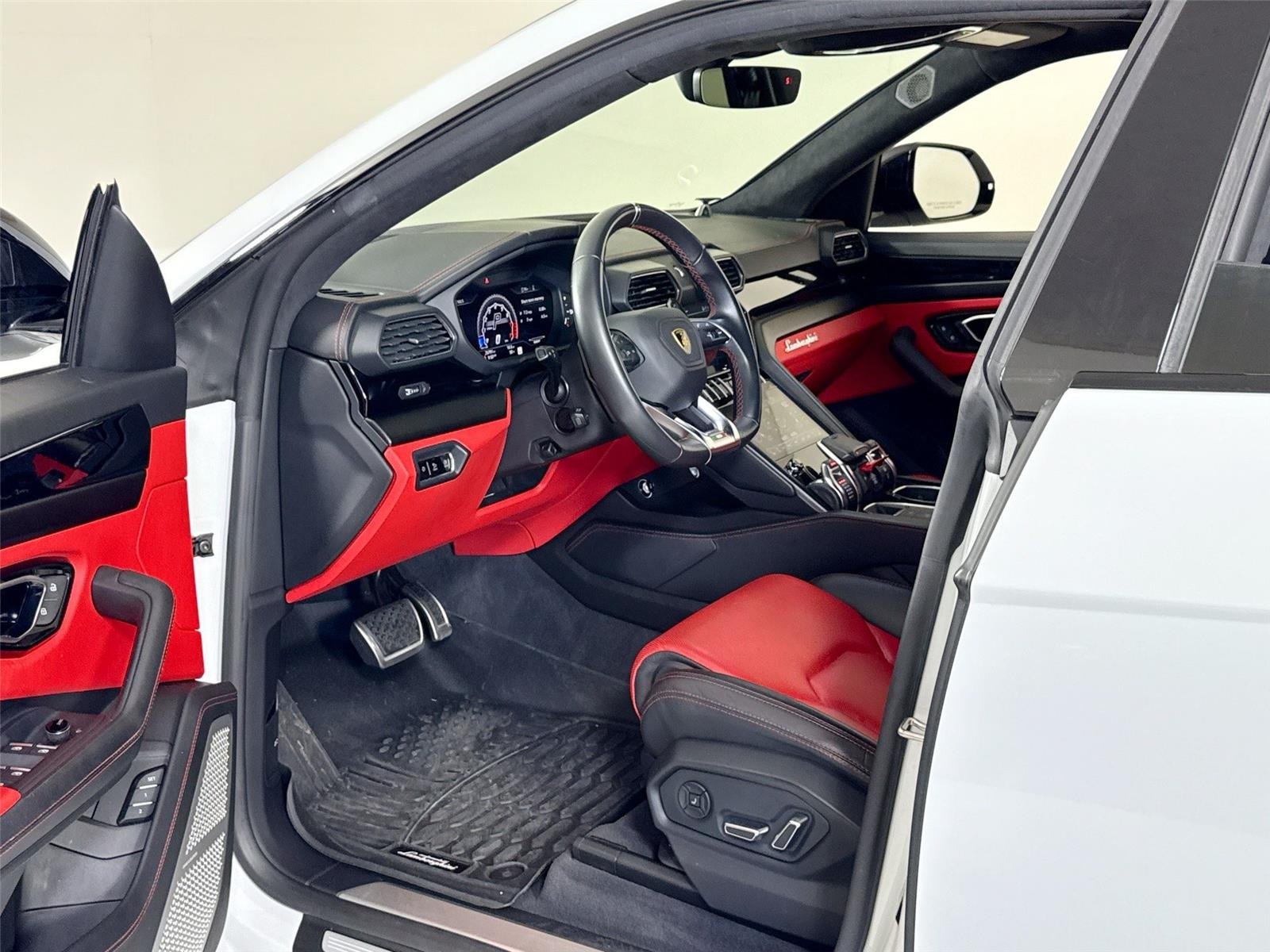 2021 Lamborghini Urus photo 11