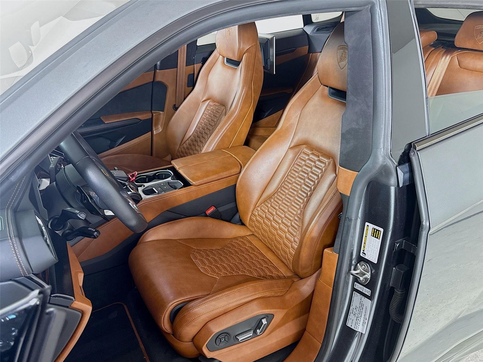 2019 Lamborghini Urus Base photo 10