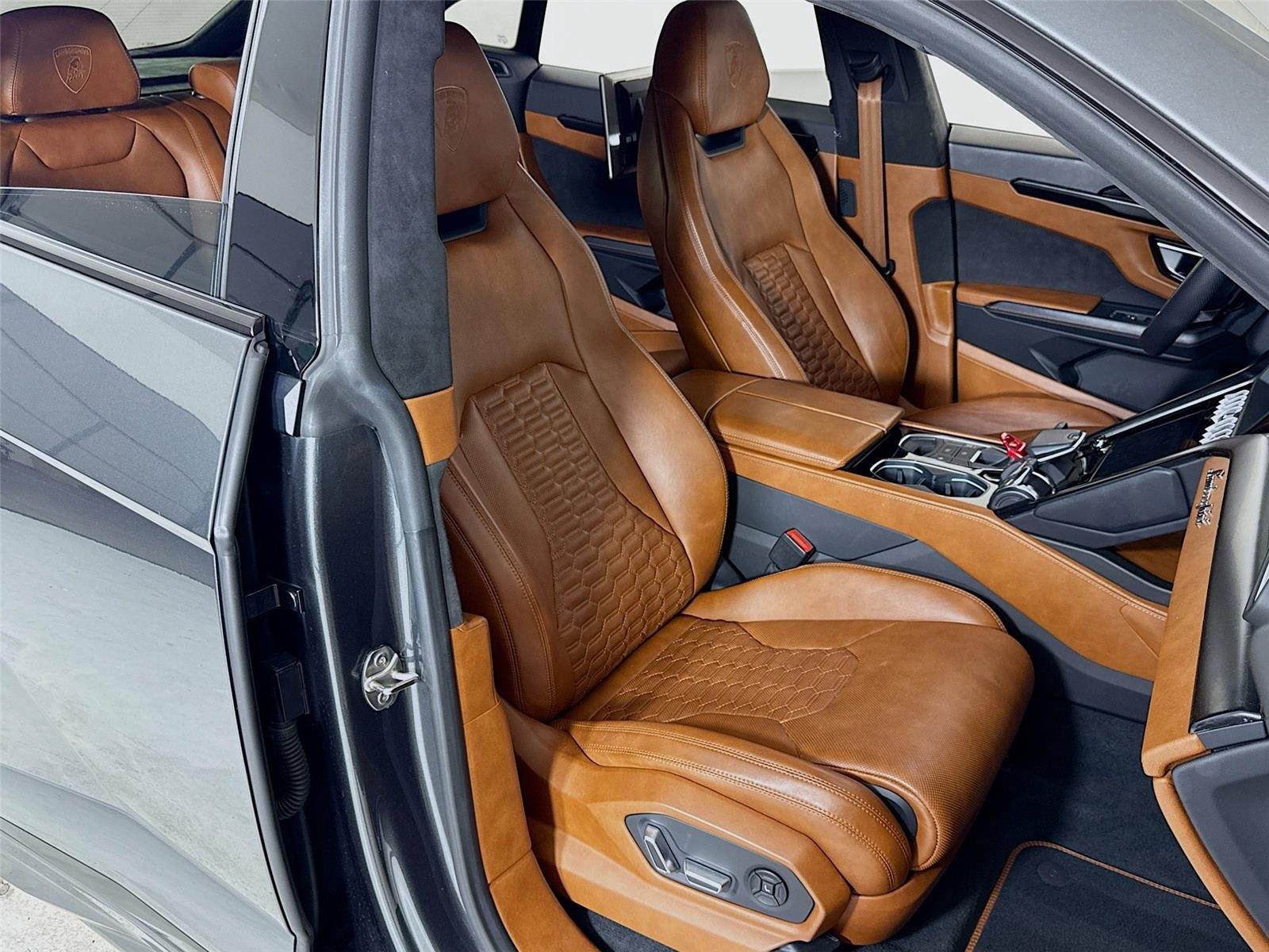 2019 Lamborghini Urus Base photo 30
