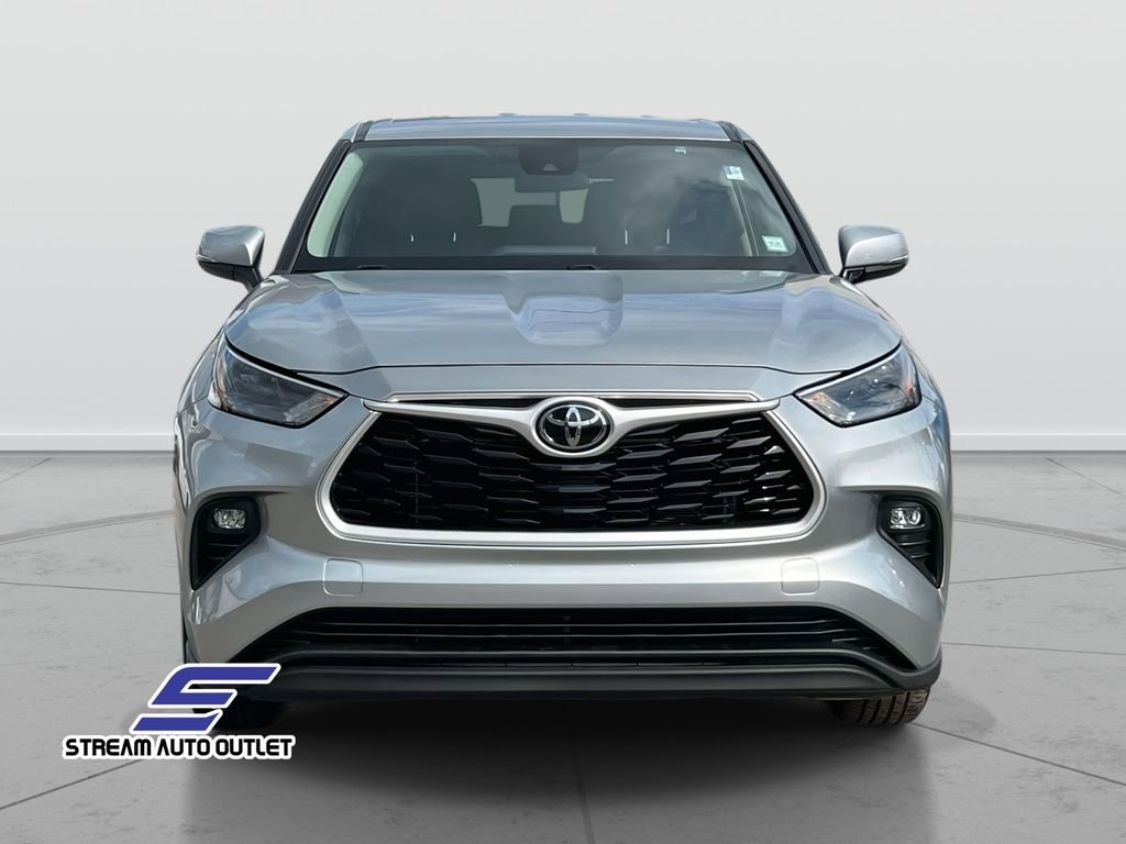 2023 Toyota Highlander LE photo 2