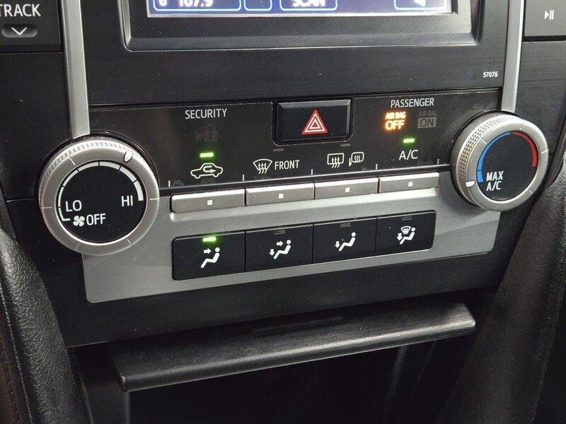 2013 Toyota Camry SE photo 18