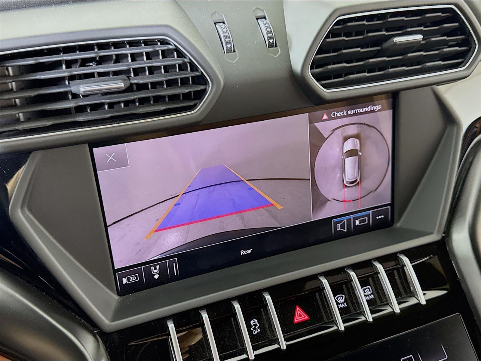 2019 Lamborghini Urus Base photo 16