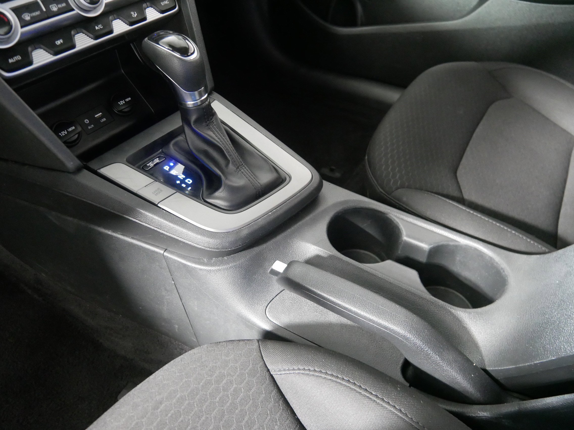 2020 Hyundai Elantra SEL photo 24