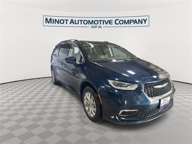 2022 Chrysler Pacifica Touring L photo 2