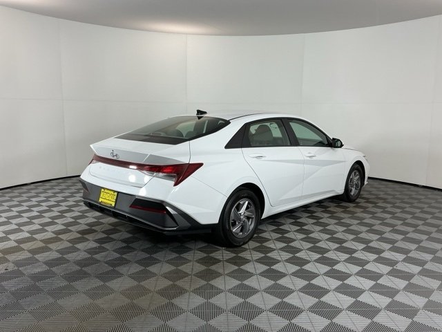 2024 Hyundai Elantra SE photo 4