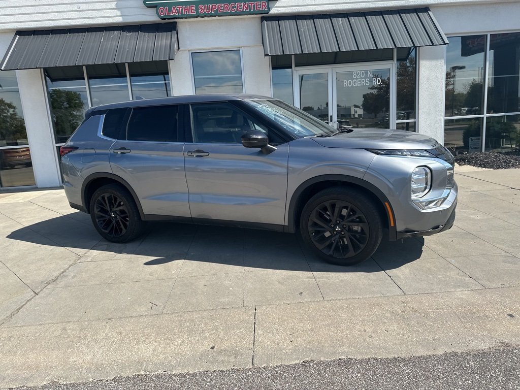2024 Mitsubishi Outlander SE Black Edition photo 3