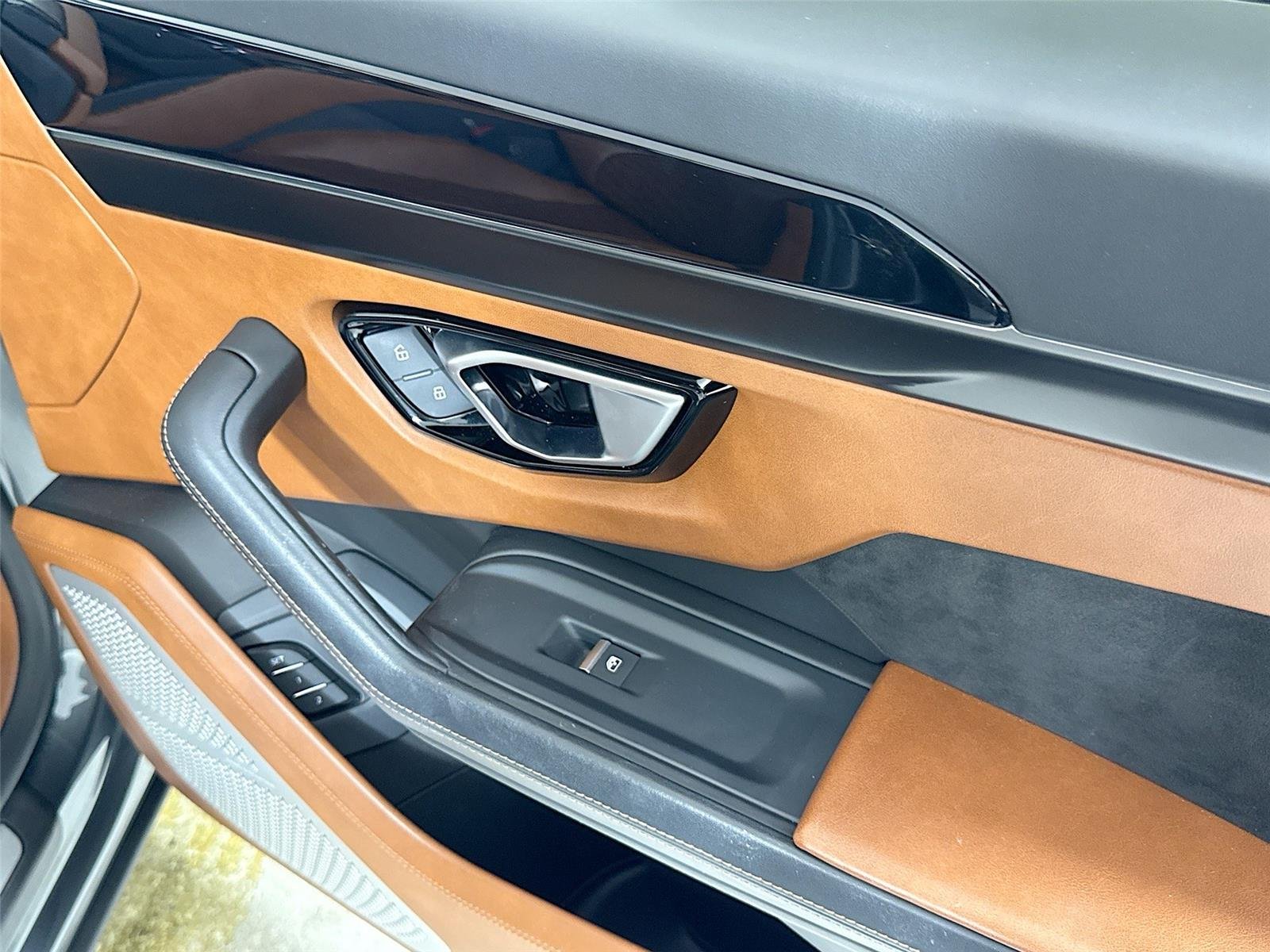 2019 Lamborghini Urus Base photo 34