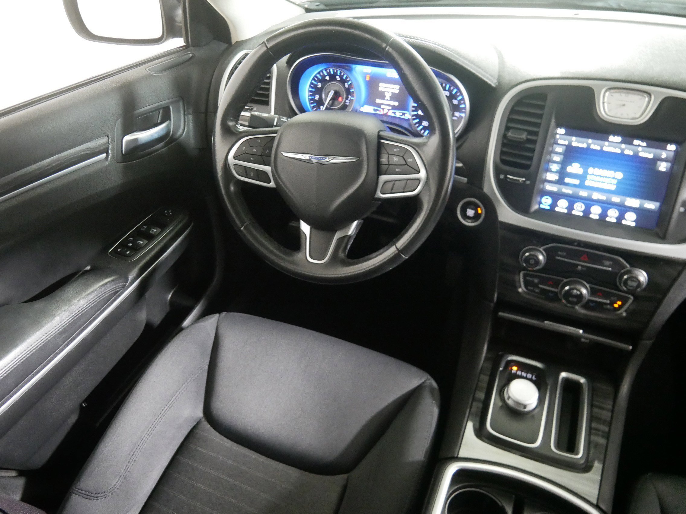 2022 Chrysler 300 Touring photo 9