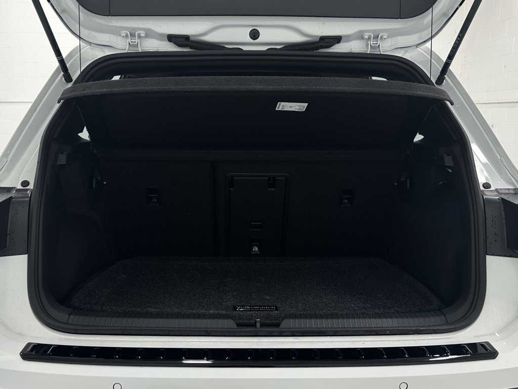 2025 Volkswagen Golf R 2.0 TSI photo 39