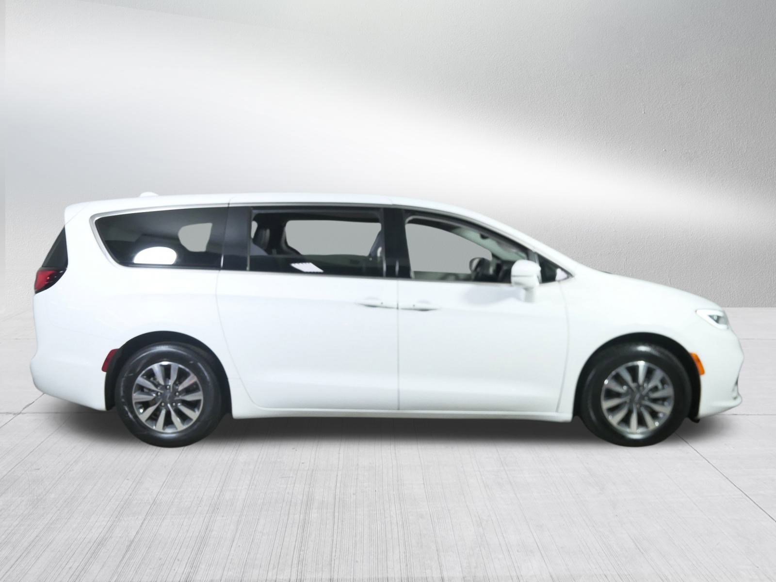 2022 Chrysler Pacifica Hybrid Touring L photo 8